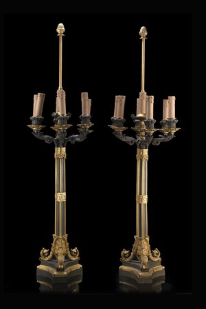 Coppia di candelieri a cinque fiamme in bronzo brunito e dorato con braccia...
