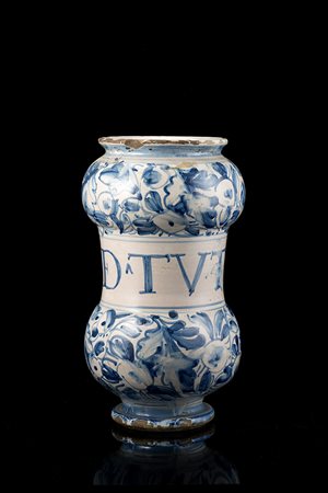 Albarello farmaceutico in maiolica centrato da decoro in monocromia blu su...