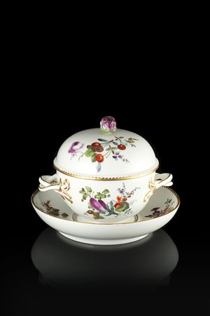 Tazza da brodo con coperchio in porcellana e piattino (d. cm 15) Coperchio...
