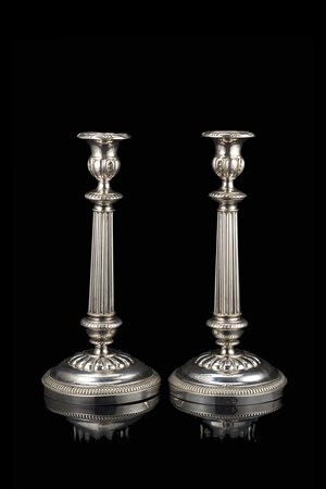 Coppia di candelieri in argento con piede circolare, fusto scanalato e...