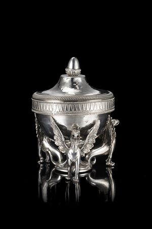 Zuccheriera in argento con coperchio, decorata con fasce a motivi stilizzati,...