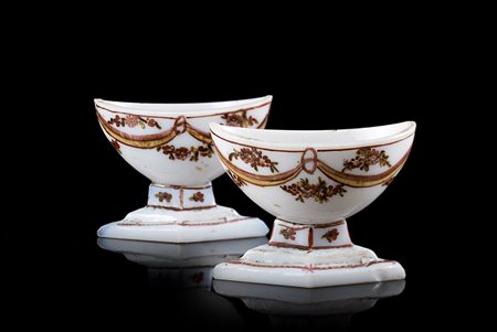 Coppia di saliere in vetro di forma neoclassica con decorazione policroma...