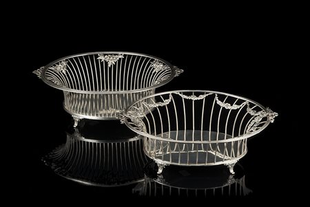 Due cestini porta pane in argento di forma ovale, con fondo liscio e sponde...