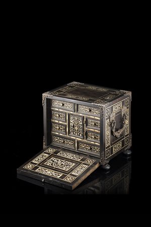 Monetiere in legno ebanizzato filettato e intagliato in avorio a volute...