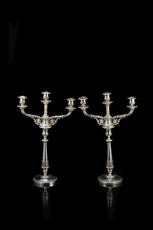 Coppia di candelabri in argento con piede circolare, fusto a balaustro e...