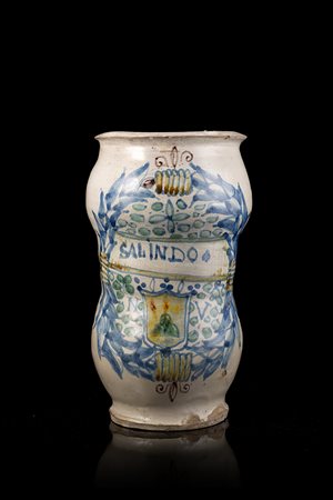 Albarello farmaceutico in maiolica con forma a rocchetto rastremata al centro...