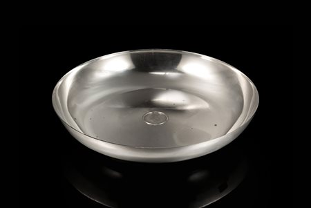 Piatto in argento di forma circolare centrato da moneta del Regno delle Due...