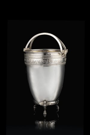 Secchiello in argento con manici, in stile neoclassico, con corpo liscio,...