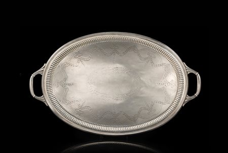 Vassoio in argento di forma ovale, a due manici, con fasce di ghirlande...
