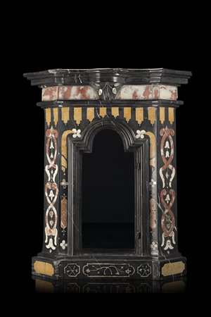 Tabernacolo di struttura architettonica in marmo nero del Belgio con fascia e...