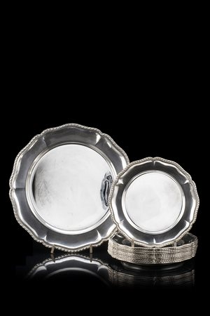 Dodici piatti da dessert pi˘ un piatto da portata in argento con bordura...