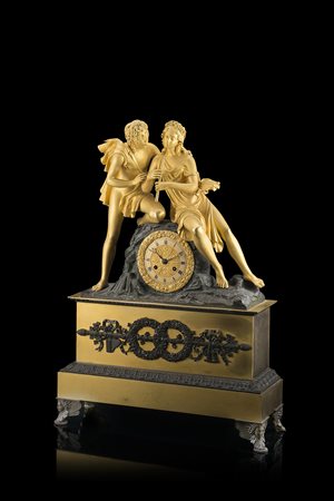 Pendola da tavolo in bronzo dorato con quadrante sormontato da figure...