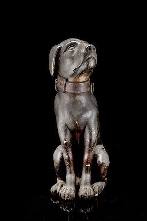 Scultura in legno laccato raffigurante un cane con collare decorato da anelli...
