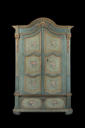 Armadio di forma architettonica in legno laccato a fondo azzurro con montanti...