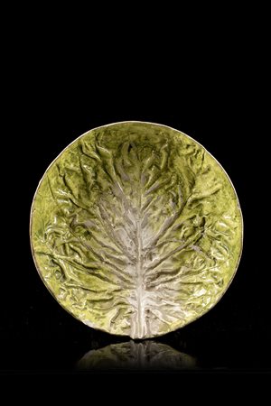 Piatto da zuppiera foggiato a stampo in guisa di foglia di cavolo e dipinto...