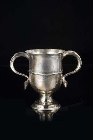 Coppa in argento a due manici a corpo liscio con cintura modanata. Londra,...