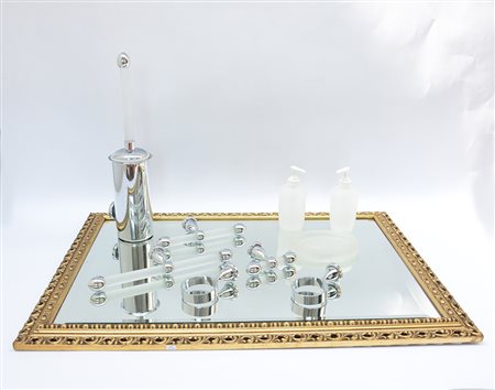 Lotto composto da una specchiera rettangolare in pastiglia dorata e un...