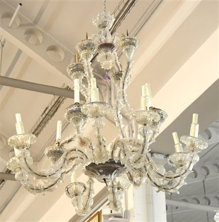 Manifattura di Murano Lampadario in vetro soffiato incolore a sedici luci con...