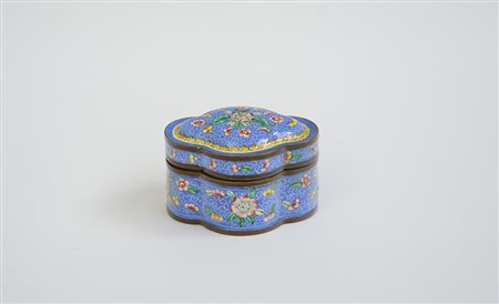 Scatola quadrilobata in metallo smaltato, Cina, sec. XX (l. cm 9) (lievi...