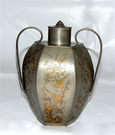 Vaso biansato Baitong a base esagonale con decorazione di volatili su rami in...