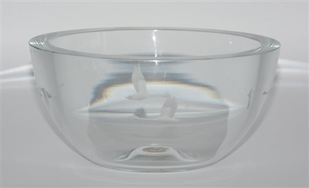 Manifattura nordeuropea Recipiente in vetro massello decorato con figure di...