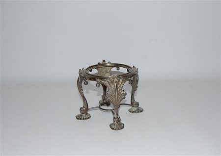 Alzatina in metallo traforato decorata a foglie. Fine sec. XIX