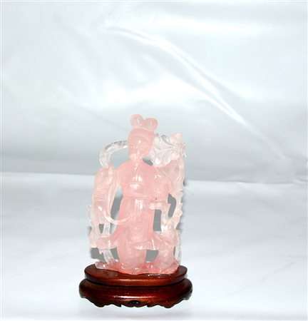 Dama in quarzo rosa con fiori e basi in legno Cina, sec. XX (h. 15,5 cm.)