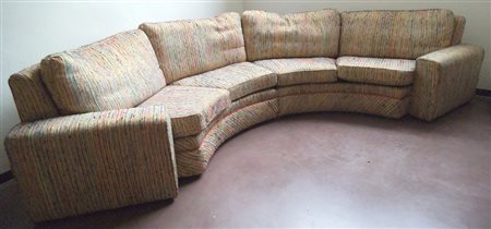 Divano a quattro posti a semicerchio, rivestito con stoffa policroma e...