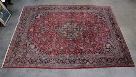 Tappeto Keshan, Persia secolo XX. Disegno a medaglione blu su fondo rosa,...