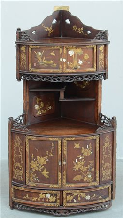 Mobile angoliera pensile in legno laccato e dorato con motivi floreali e...