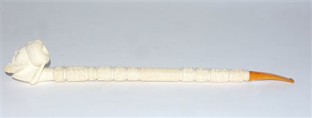 Grande pipa in schiuma con braciere decorato a testa di turco (lungh. cm 37)