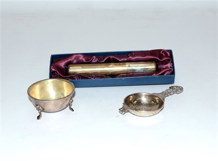 Lotto in argento composto da un portasigari, un colino da tË ed una ciotola...