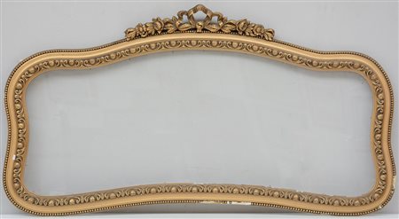 Cornice di forma sagomata in legno e pastiglia dorata (cm 48x120) (difetti e...