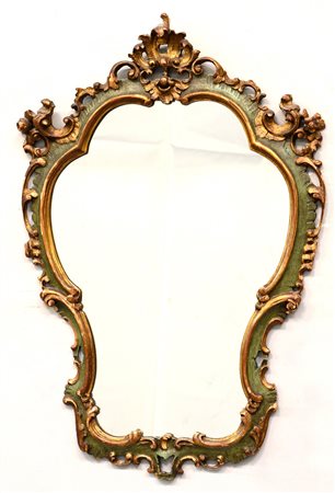 Specchiera di forma sagomata in legno intagliato, laccato e dorato (lievi...