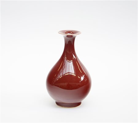 Vaso di forma a pera, colore rosso intenso Cina, sec. XX (h cm 22,5)