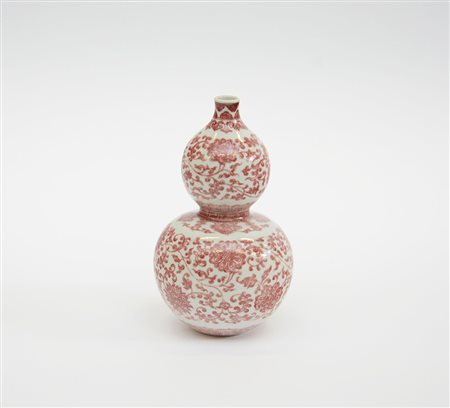 Vaso di forma "doppia zucca" decorato in bianco e rosso con motivi floreali,...