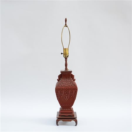 Vaso in lacca intagliata color cinabro, montato a lampada Cina, sec. XVIII...