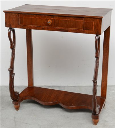 Consolle rettangolare ad un cassetto nella fascia, gambe intagliate e...