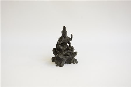 Manifattura orientale. Divinità buddhista dalle molte braccia in bronzo su...