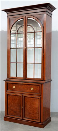 Libreria a due corpi, parte superiore a due ante a vetri, parte inferiore con...