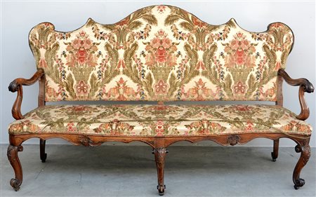 Divano a tre posti di forma sagomata con seduta e schienale rivestiti in...