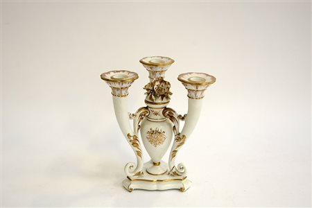 Cacciapuoti Manifattuta italiana.Candeliere a tre fiamme in porcellana di...