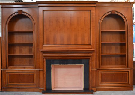 Grande libreria-boiserie in legno con finto camino e laterali con ripiani a...
