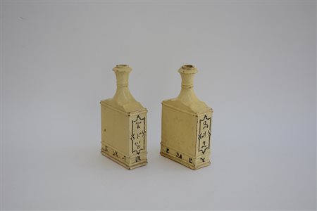 Coppia di antichi vasi in terracotta smaltati in giallo, decorata ad iscrizioni.