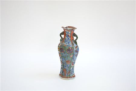 Vaso di forma quadrilobata in porcellana bianca e blu e a smalti policromi...