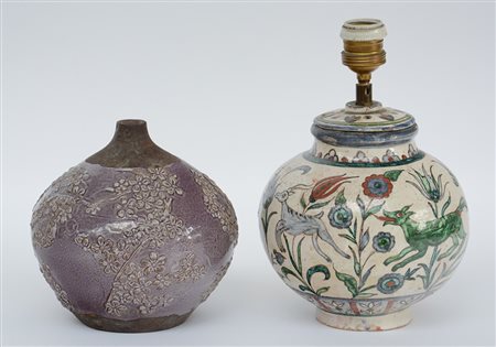 Lotto composto da un vaso in ceramica color rosa parzialmente invetriata e da...