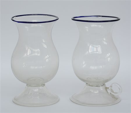 Manifattura di Murano Coppia di vasi portacandela in vetro soffiato incolore...