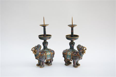 Coppia di portacandele in cloisonnÈ con figure mitologiche Cina, sec. XIX-XX...