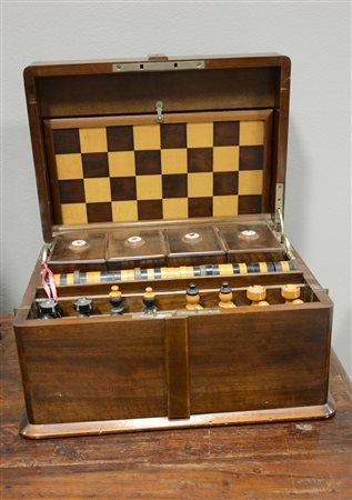 Scatola porta gioco in legno con fronte e coperchio apribili celante dama e...