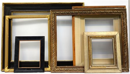 Lotto di sei cornici di varie misure e dimensioni. (Difetti)